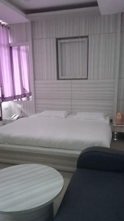 Hotel Maharaja คาตรา ภายนอก รูปภาพ