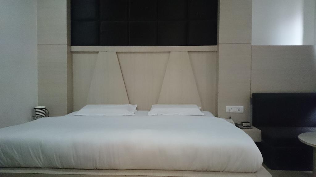Hotel Maharaja คาตรา ภายนอก รูปภาพ
